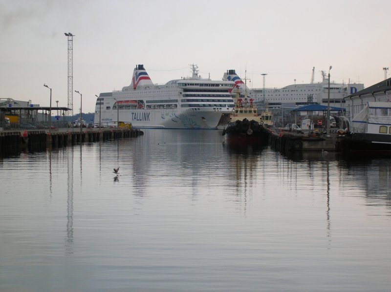 Der Stolz der estnischen Reederei TALLINK (FS ROMANTIKA und FS VICTORIA) vereint im Fhrhafen von Tallinn. Wenn man sich vorstellt, wie die Vorhngerreederei (ESTLINE) 1994 nach der ESTONIA-Katastrophe dastand. Gratulation (Ostern 2006).