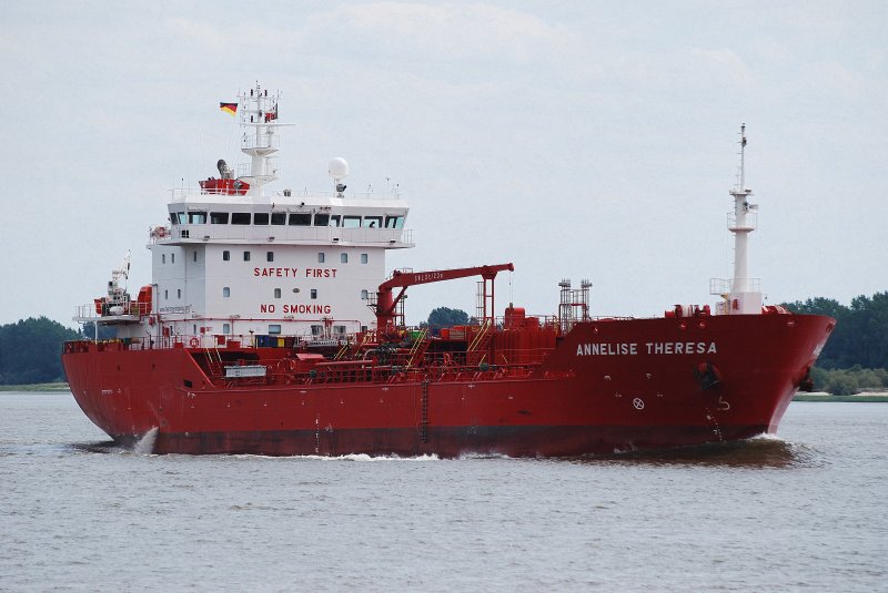 Der Tanker Annelise Theresa IMO-Nummer:9478286 Flagge:Dnemark Lnge:101.0m Breite:18.0m auslaufend aus Hamburg am 27.08.09 aufgenommen vom Willkommen Hft Wedel.