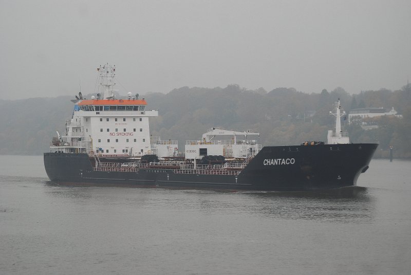 Der Tanker Chantaco IMO-Nummer:9333802 Flagge:Frakreich Lnge:143.0m Breite:23.0m beim einlaufen in den Hamburger Hafen aufgenommen am 29.10.09 vom Yachthafen Finkenwerder.