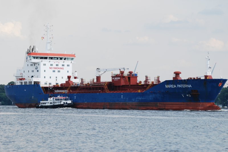 Der Tanker Marida Paterna IMO-Nummer:9365477 Flagge:Malta Lnge:144.0m Breite:23.0m Baujahr:2006 Bauwerft:Jiangnan Shipyard, Shanghai China passiert am 08.08.09 Hamburg Teufelsbrck.