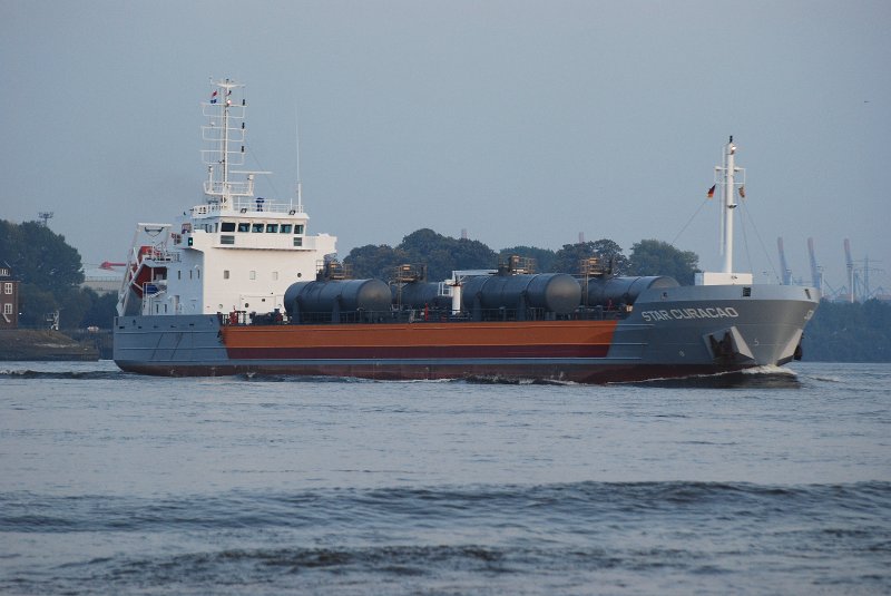 Der Tanker Star Curacao Flagge:Niederlande Lnge:110.0m Breite:14.0m vor Hamburg Teufelsbrck am 27.09.09