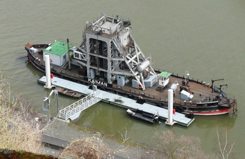 Der Taucherschacht  Kaiman  liegt am 28.03.2008 im Hafen von St. Goar. Aufgenommen von der Burgruine Rheinfels aus.
Er wurde bereits 1892 erbaut und war bis 2006 beim WSA Bingen im Einsatz. Fr das 45 m lange Fahrzeug wird derzeit ein neuer Verwendungszweck gesucht.
