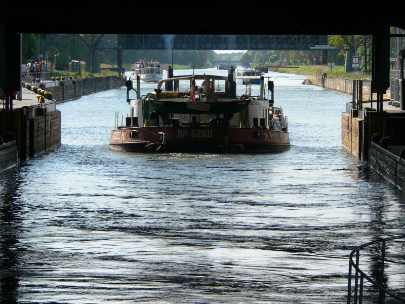 Der Trog ist oben angekommen, die Schiffe fahren aus. Schiffshebewerk Niederfinow, 10.5.2008