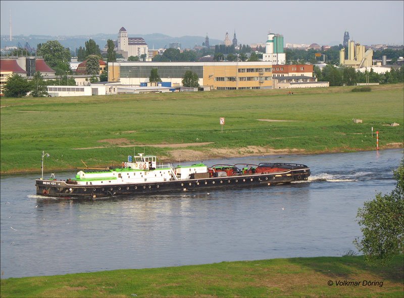 Der tschechische Schlepper BESKYDY (Beskiden) auf der Elbe abwrts bei Dresden-Briesnitz; 16.05.2006
