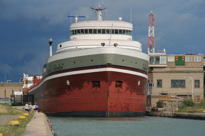 Der Welland Canal zieht sich durch die kanadische Provinz Ontario und verbindet den Eriesee mit dem Ontariosee. Er ist 42 km lang berwindet einen Hhenunterschied von 99,5m. Vor allem umgeht er die 51m hohen Niagara Flle. Hier verlsst die M/S  Edward L.Ryerson  Lock 7 auf dem Weg hoch zum Eriesee; 09.08.2008