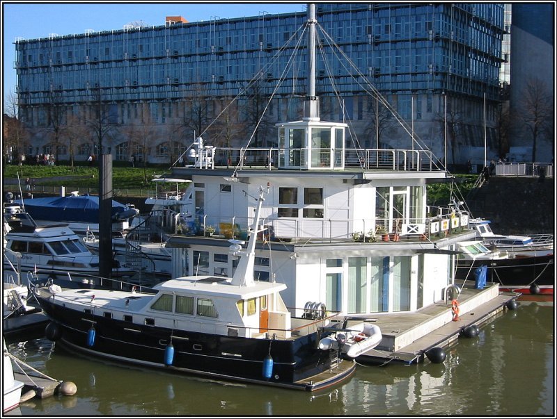 Der Yachthafen  Marina Dsseldorf  ist Teil des sogenannten MedienHafens in Dsseldorf. Hier kann man Yachten aller Art antreffen, groe und kleine. (11.03.2007)