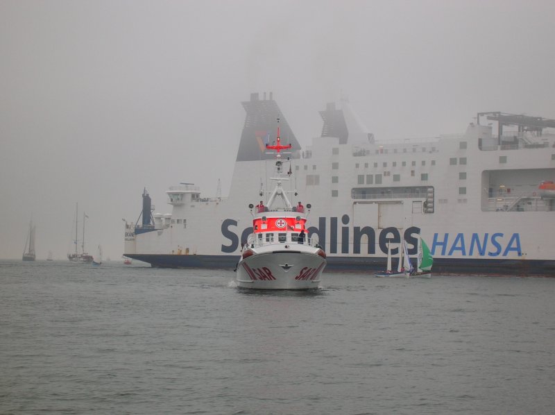 DGzRS SK ARKONA am 11.08.07 im Nebel unterwegs zu seinem Liegeplatz am Alten Strom in Warnemnde. Im (nebeligen)Hintergrund das Heck des FS SKANE