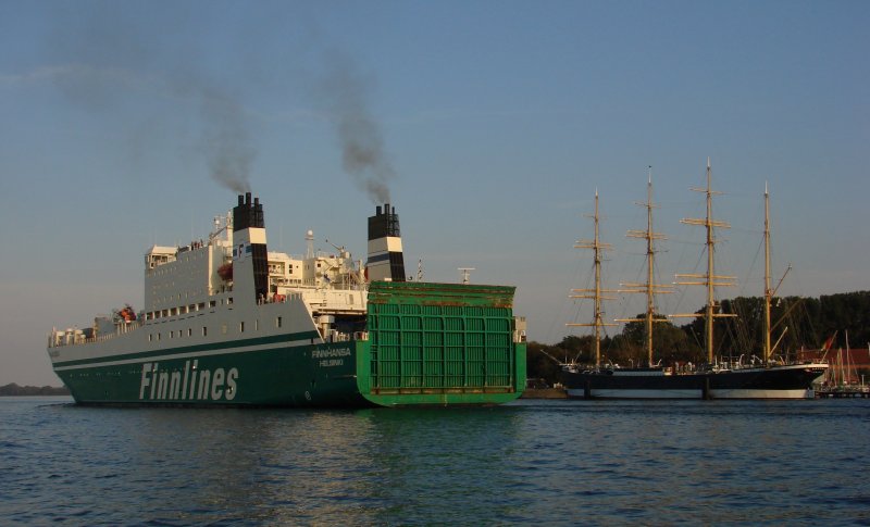 Die 183m lange  Finnhansa  verlsst am Abend des 23.9.07, an der Viermast-Stahlbark  Passat  vorbei, den Hafen von Travemnde in Richtung Helsinki. Das 32534 BRT Schiff verkehrt seit dem 10.8.1994 zwischen den beiden Hfen.