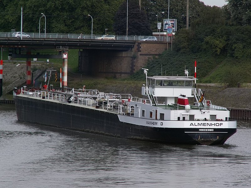 Die 1989 bei der Bayrischen Schiffswerft in Erlenbach gebaute  Almenhof  luft in den Ruhrorter Hafen ein. Das Foto stammt vom 27.08.2007