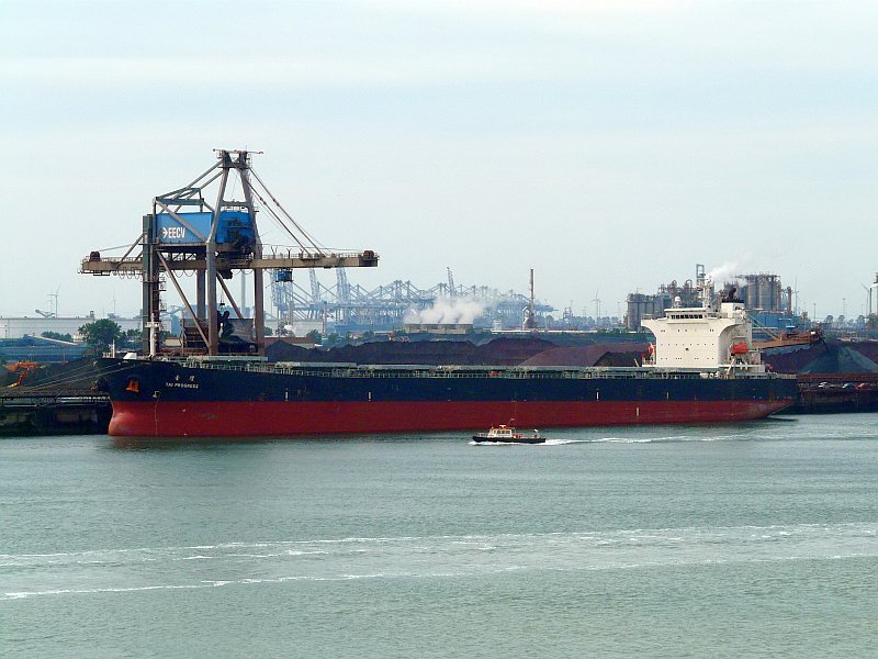 Die 225 Meter lange  Tai Progress  lscht die Ladung in Rotterdam. Das Foto stammt vom 24.08.2008