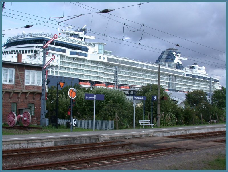 Die 294m lange Constellation der Celebrity Cruises berragt die Bahnanlagen von Warnemnde um ein Vielfaches. (10.08.2005)