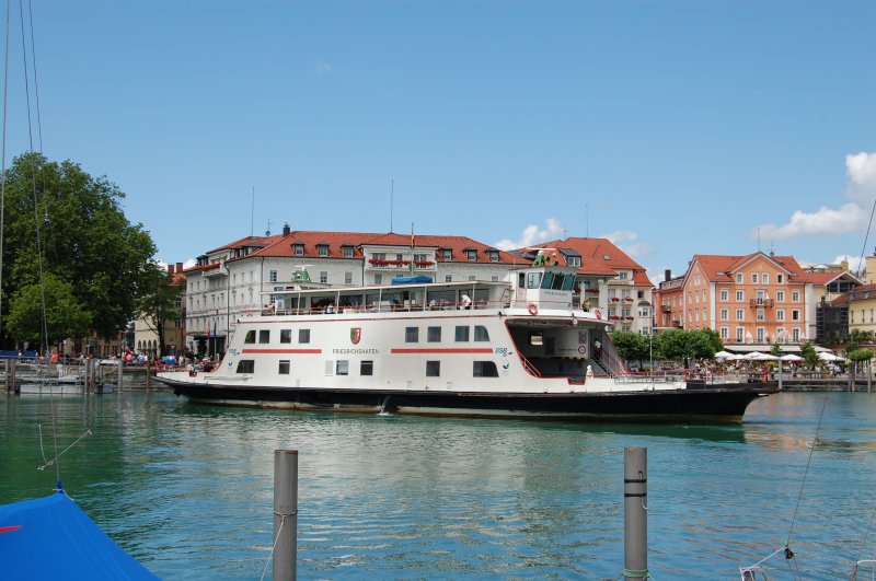 Die 55,50m lange Fhre  Friedrichshafen  im Lindauer Hafen am Nachmittag des 04.07.08
