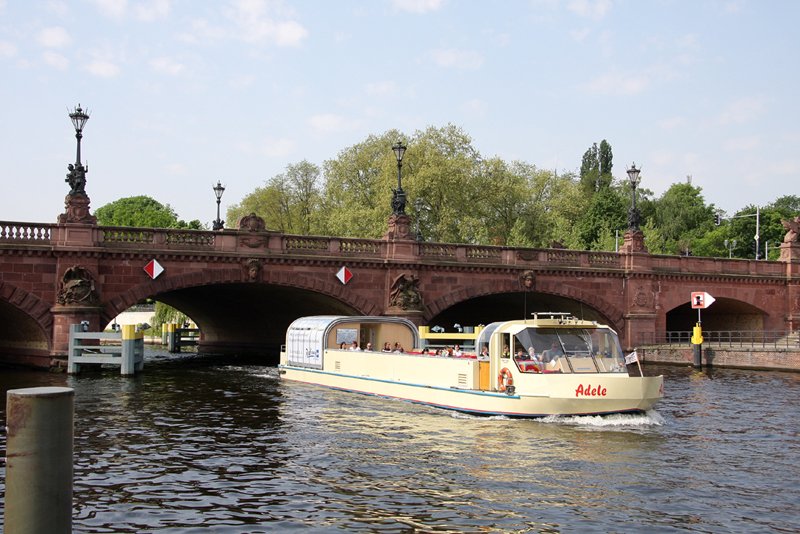 Die  Adele  hat soeben die Moltkebrcke passiert. (Berlin, 30.04.2009)