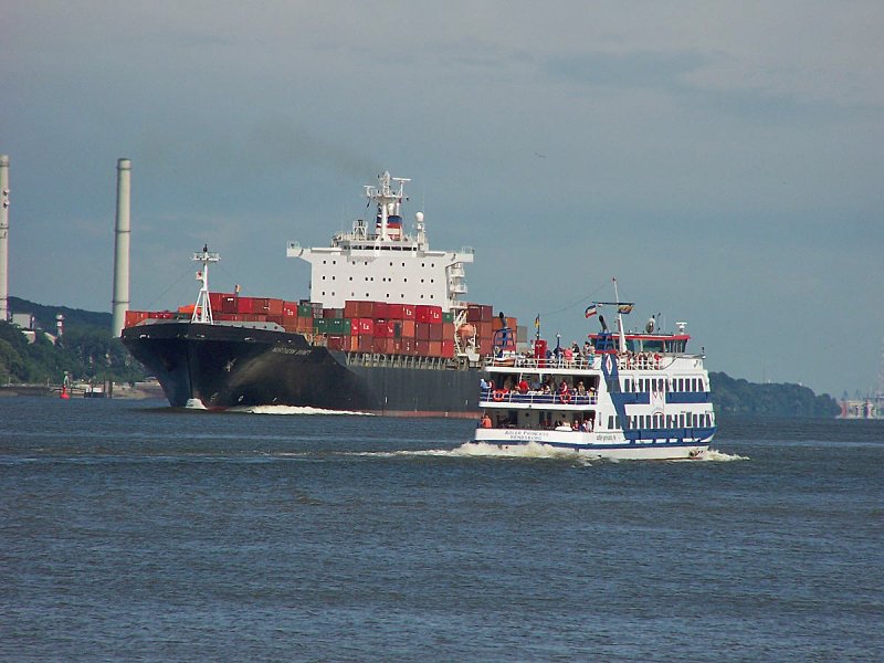 Die  Adler Princess  ist speziell fr Gruppenfahrten ausgelegt und kann 280 Personen befrdern. Hier auf der Elbe hhe Schulau Kurs Hamburg am 24.05.2008 