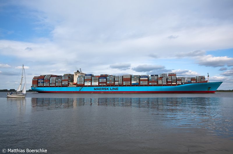 Die Adrian Maersk auf der Elbe am 30.09.09.