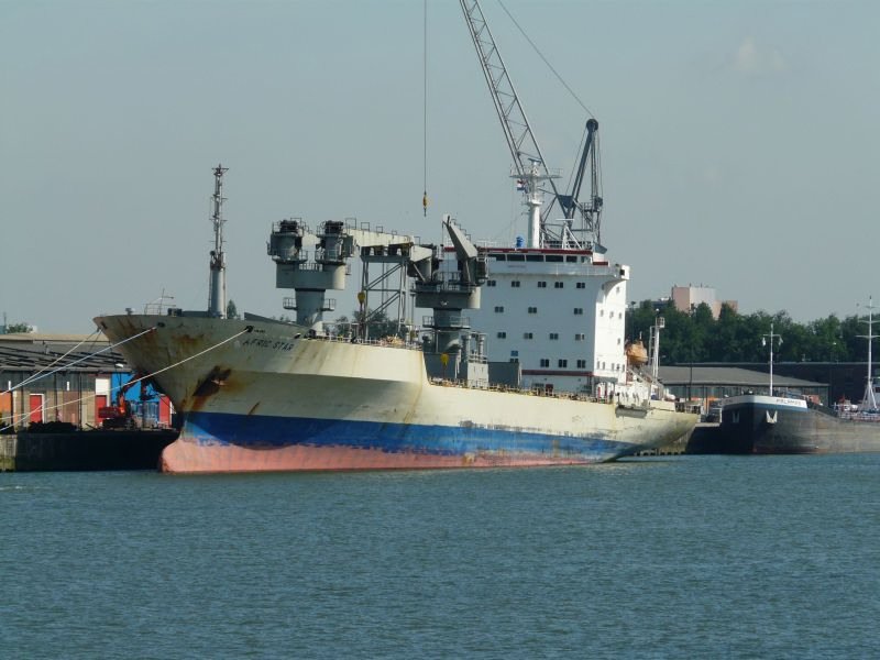 Die Afric Star im Rotterdamer Hafen. Sie liegt noch recht hoch im Wasser, die Beladung luft gerade. Vor einiger Zeit hatte sie einen Maschinenbrand: http://www.fotocommunity.de/pc/pc/display/9721817 . Das Foto stammt vom 14.07.2008