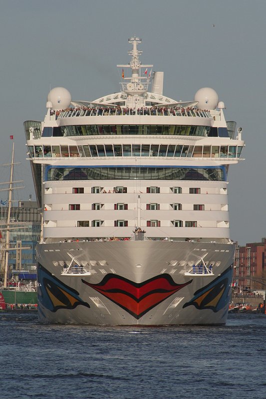 Die AIDA Diva am 22.04.2007 im Hamburger Hafen.