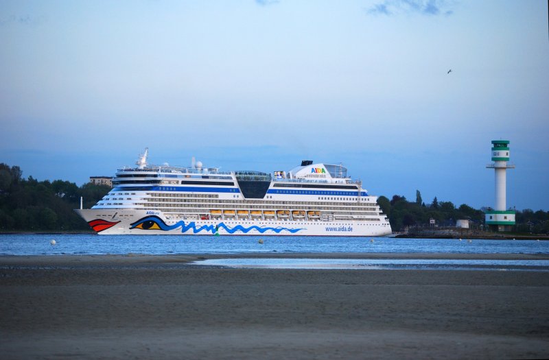 Die Aida Luna verlsst Kiel am 4.5.09. Leider war die Sonne schon weg.