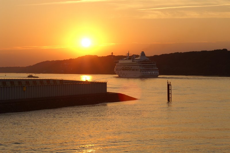 Die Aidavita bei Sonnenuntergang Aufgenommen am 04.08.2007 bei Finkenwerder Hhe Airbus. 