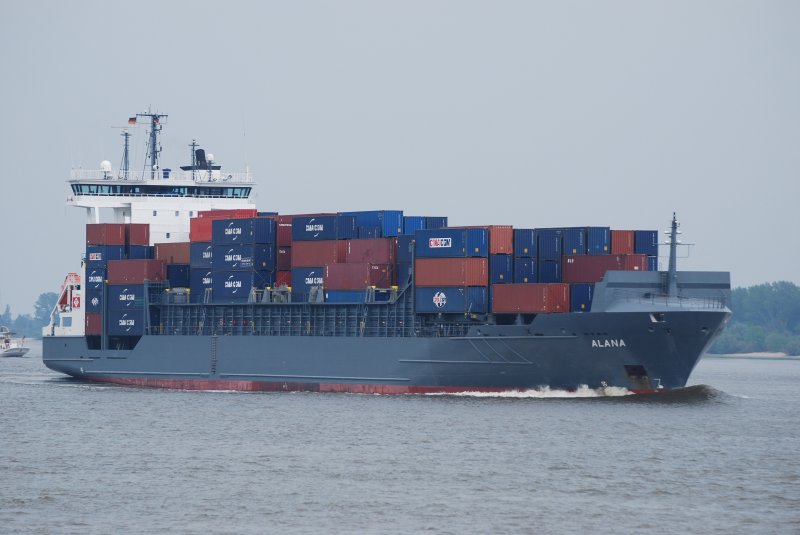 Die Alana beim verlassen des Hamburger Hafens.Die Alana wurde 2004 gebaut. Das Containerschiff ist 149.0m lang und 22,0m breit und hat einen Tiefgang von 8,71. Die Geschwindigkeit liegt bei 18,5 kn.Aufgenommen am 03.05.09