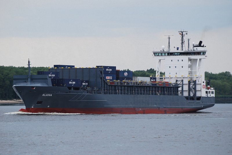 Die Alana IMO-Nummer:9297589 Flagge:Grobritannien Lnge:149.0m  Breite:22,0m Baujahr:2004 Bauwerft:Sietas,Hamburg Deutschland Stellpltze fr 868 TEU. einlaufend in den Hamburger Hafen am 27.08.09