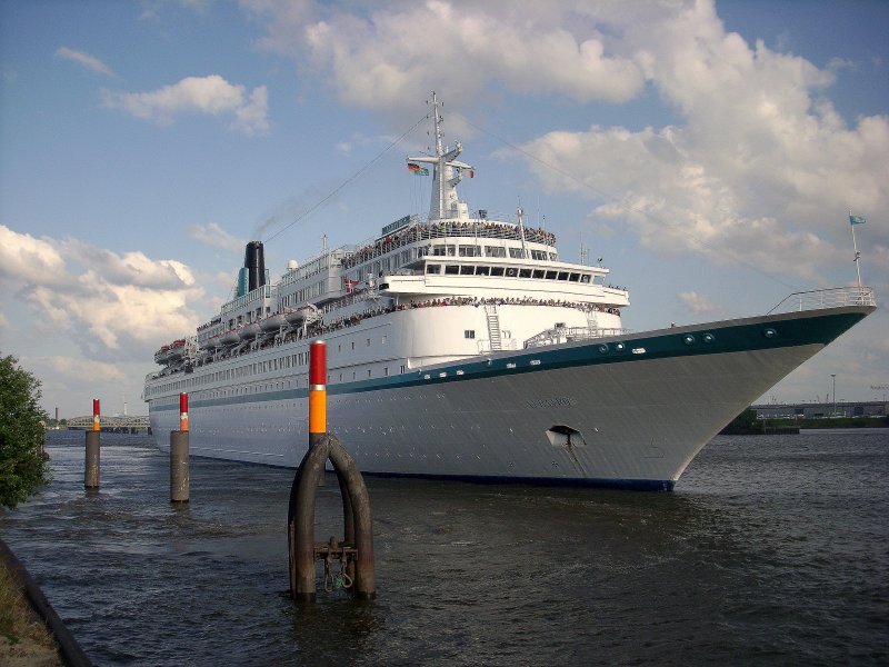 Die Albatros Flagge:Bahamas Heimathafen:Nassau Lnge:205Meter Tonnage:28.078BRZ Geschwindigkeit:18Knoten Besatzung:340 Passagiere:830 Kabinenanzahl:442 Bauwerft:Wartsila Shipyard,Turku,Finnland Indienststellung:1973,Umbau 2004 beim ablegen vom Cruise Center im Hamburger Hafen am 24.05.08