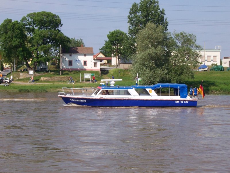 Die  Albrechtsburg  (ex  Potsdam ) aus Meien ist ein ehemaliges Behrdenfahrzeug (Typ: KB 12) der DDR und wird jetzt als Yacht gentzt.Am 29.05.2005 zu Tal an der Fhrstelle Coswig-Ktitz (Elbe-Km 73). P.S.: Habe von Herrn Uwe Giesler (www.ddr-binnenschifffahrt.de) folgende Info erhalten:  die Boote Greif und Albrechtsburg sind ex WSA-Kontrollboote und nur bauhnlich den KB 12 / der Albrechtsburg ist keine Privatyacht sondern ein Fahrschul - Lehrboot fr den Erwerb der Bootscheine geworden.  Zahlreiche weitere Fotos von diesem Bootstyp gibt es da : http://www.ddr-binnenschifffahrt.de/foto-technikflotte-2-kontrollboote.htm