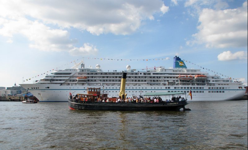 Die  Amadea  beim Hafenfest 2009 in Hamburg. Ein 4 Sterne Schiff, 600 Passagiere, 193 m lang und 29000 B RT gro