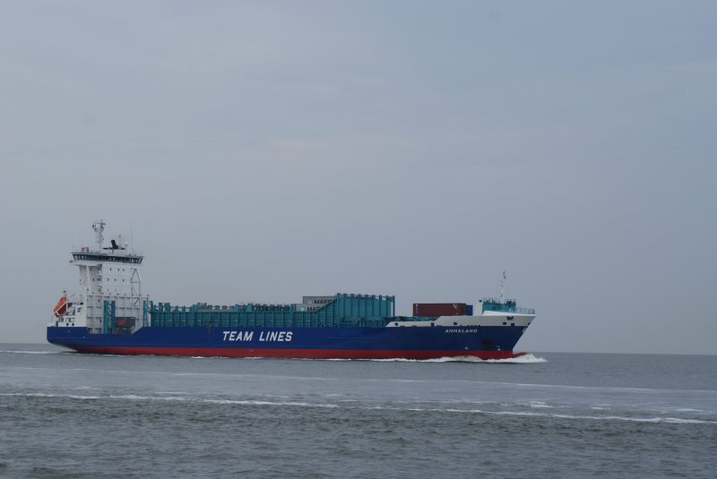 Die  Annaland  ein Containerschiff beim Cuxhavenerseehafen am 09.08.2009.