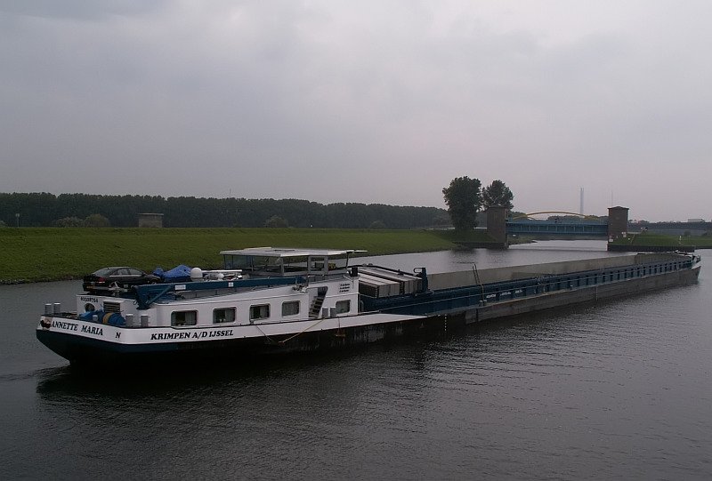 Die  Annette Maria  fährt aus dem Rhein-Herne Kanal in Richtung Rhein. Das Foto stammt vom 27.09.2007