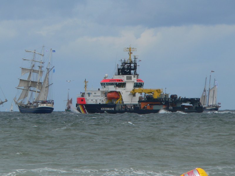 Die Arkona von der Kstenwache auf der Hansesail 2005 in Rostock. Das Schiff wurde erst am 2.4.2005 in Dienst gestellt, war also noch ganz neu.