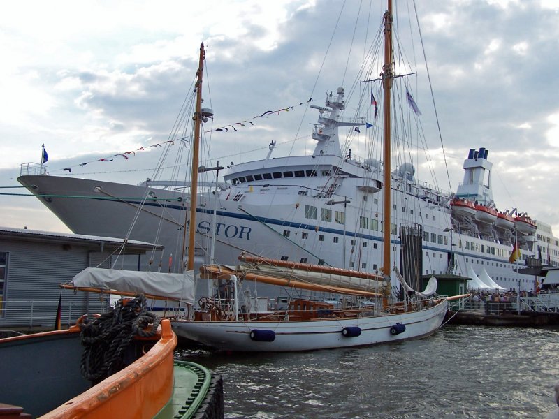 Die  ASTOR  an der berseebrcke in Hamburg 02.08.2008