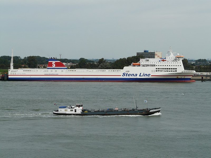 Die  Astrid  sieht vor der  Stena Trader  wahrlich winzig aus. Das Foto stammt vom 24.08.2008