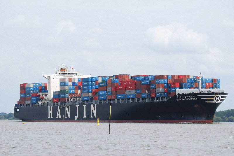 Die aus Hamburg auslaufende Hanjin Budapest IMO-Nummer:9312937 Flagge:Panama Lnge:304.0m Breite:40.0m aufgenommen am 02.09.09 vom Willkommen Hft in Wedel.