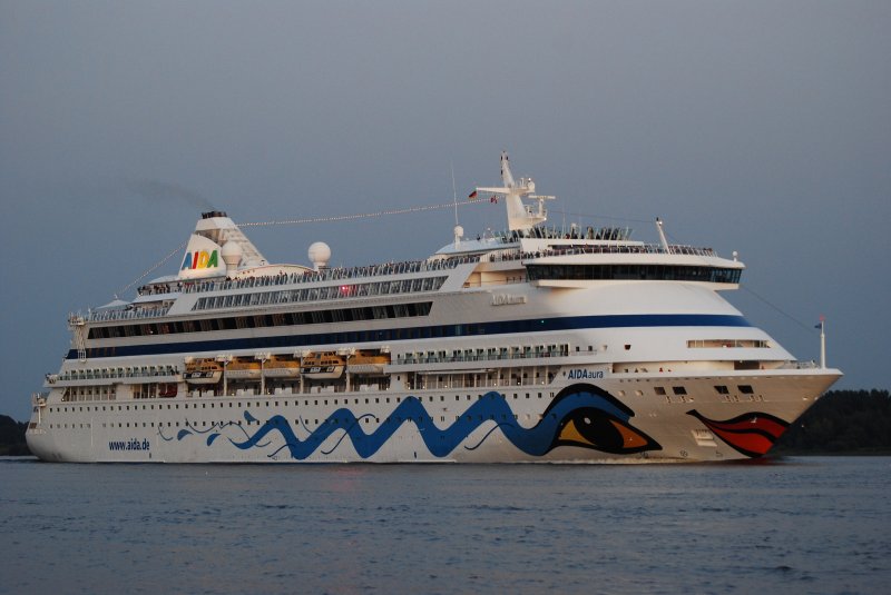 Die auslaufende AIDAaura Flagge:Italien Heimathafen:Genua Lnge:202Meter Tonnage:42.289BRZ Geschwindigkeit:20Knoten Besatzung:389 Passagiere:1266 Kabinenanzahl:633 Bauwerft:Aker MTW,Wismar Deutschland Indienststellung:2003 passiert am 15.08.09 das Willkommen Hft in Wedel.