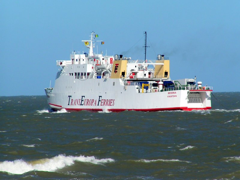 Die Autofhre BEGONIA KINGSTON hat vor kurzen den Seehafen von Oostende verlassen Richtung England. 12.09.04