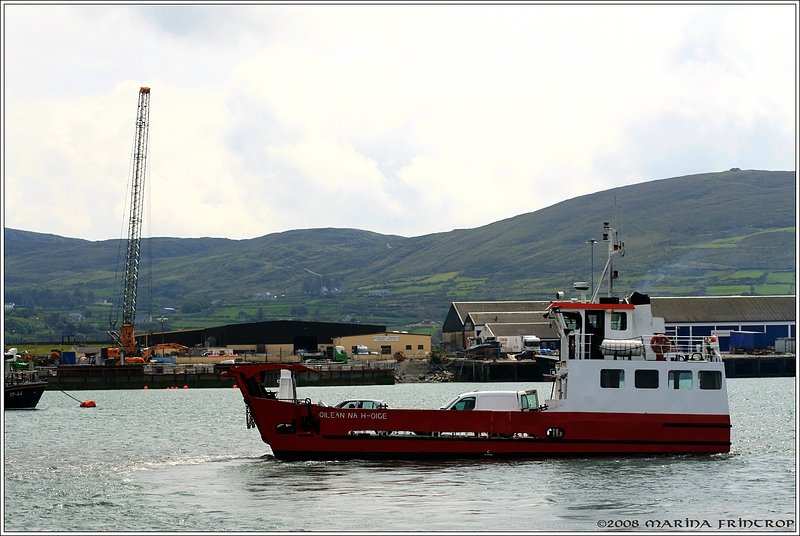 Die Autofhre  Oilean Na H-Oige  luft in den Hafen von Castletownbere ein, Irland Co. Cork. Im 2 Stunden-Takt kann man von Castletownbere zur Bear Insel bersetzen. Die berfahrt dauert rund 20 Minuten.