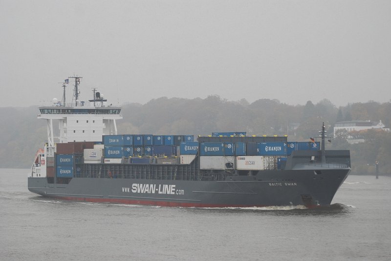 Die Baltic Swan IMO-Nummer:9315020 Flagge:Grobritannien Lnge:149.0m Breite:22.0m einlaufend nach Hamburg am 29.10.09 vor dem Yachthafen Finkenwerder.