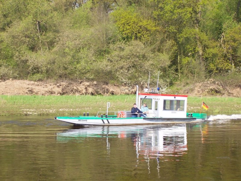 Die Barkasse  MB Coswig  (Europa-Nummer 5033040) ist eins der kleinsten Fahrzeuge vom WSA Dresden. Hier am 29.04.2005 zu Berg im  Kurzen Wurf , ca. Elbe-Km 250