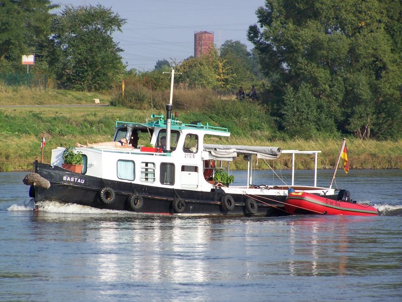 Die  Bastau  aus Berlin, Reg-Nr. 2112 B, fhrt am 09.09.2005 zu Tal oberhalb der Fhrstelle Coswig-Ktitz (Elbe-Km 73).Wahrscheinlich ein ehemaliger kleiner Schlepper, jetzt scheinbar als Yacht gentzt.