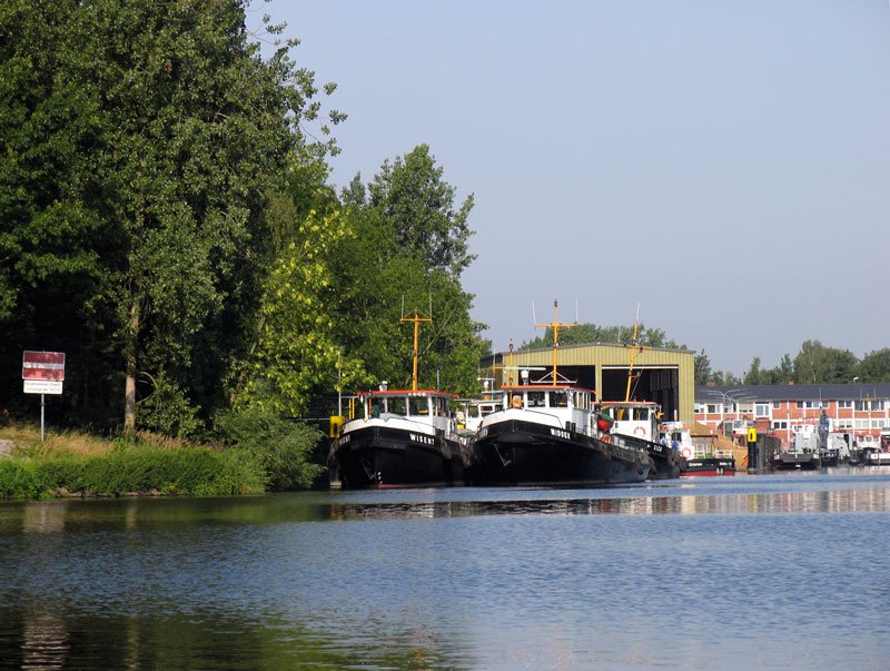 Die baugleichen Eisbrecher  WISENT ,  WIDDER  und  ELCH  auf der Elbe in Geesthacht; 07.08.2008