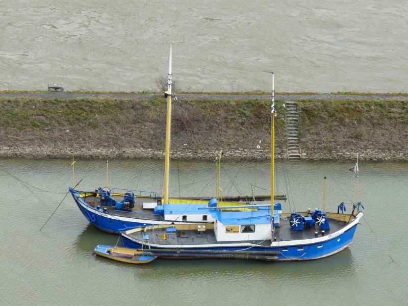 Die beiden Aalschokker  Angela  und  Melanie  liegen am 28.03.2008 im Hafen von St.Goar. Sie sollen zum Verkauf stehen - vielleicht hat ja Jemand Interesse? Aufgenommen von der Burgruine Rheinfels aus.
Ob die Schiffe einen Antriebsmotor haben ist fraglich, bei Antriebslose Fahrzeuge eine Kategorie Fischereifahrzeuge einrichten aber auch nicht sinnvoll, da nur sehr wenige Schiffe dafr in Frage kommen drften.