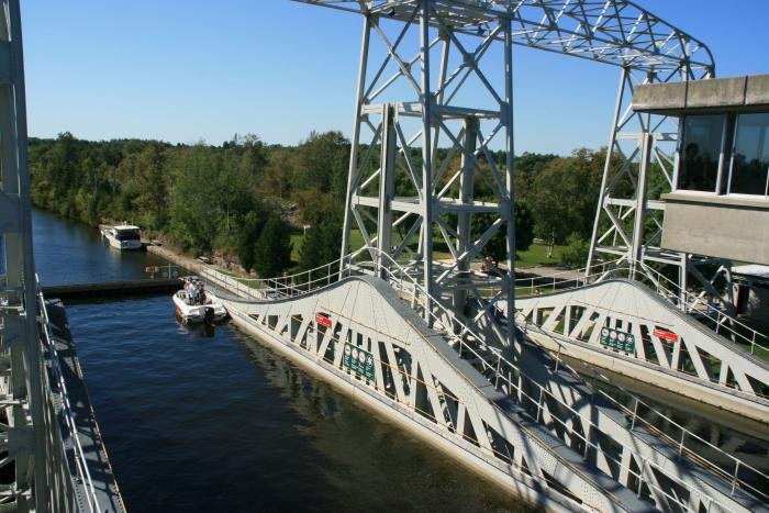 Die beiden Behlter der Kirkfield Lift Lock begegnen sich.