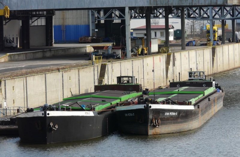 Die beiden tschechischen Schleppkhne  Petra-3  und  Petra-2  der Reederei EVD liegen am 26.01.2008 in st nad Labem (Aussig an der Elbe) - Neuer Hafen.