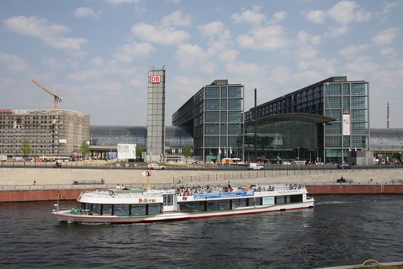 Die  Bellevue  vor dem Berliner Hbf am 30.04.2009.