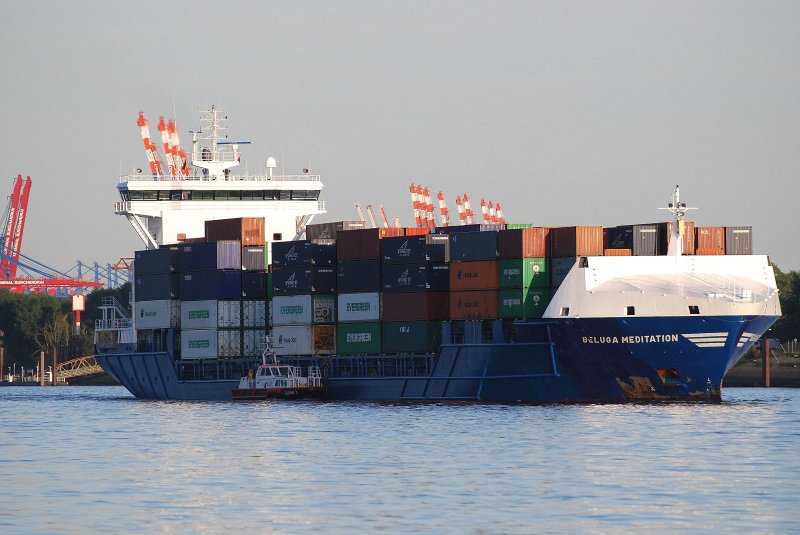 Die Beluga Meditation IMO-Nummer:9353735 Flagge:Gibraltar Lnge:155.0m Breite:21.0m mit lngsseit gegangenen Lotsenboot auf der Hhe von Teufelsbrck am 31.08.09