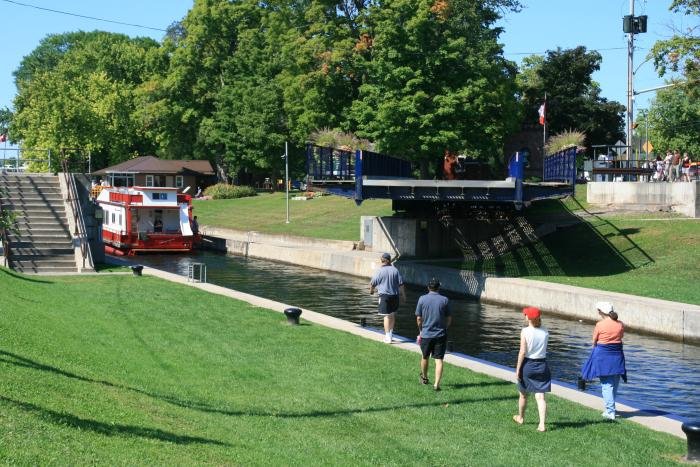 Die Bobcaygeon Swing Bridge schliet sich wieder um den Verkehrsstrom der R 36 wieder flieen zu lassen; 30.08.2008