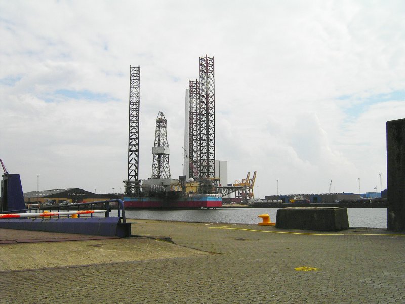 Die Bohrplattform  Maersk Gigant  steht im August 2006 im Hafen von Esbjerg