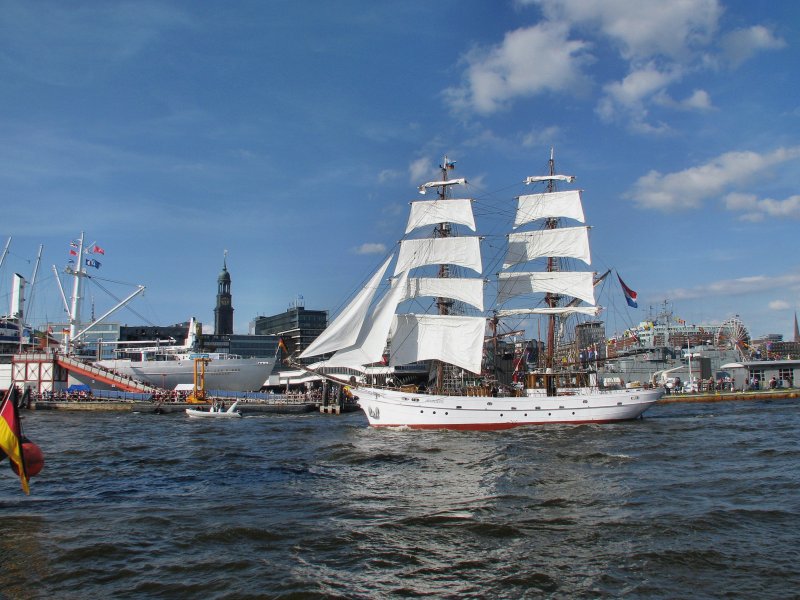 Die Brigg  Aphrodite  beim 280. Hafengeburstag in Hamburg.
Lg. 31m - Br.6,60m - Segelflche 383 m2