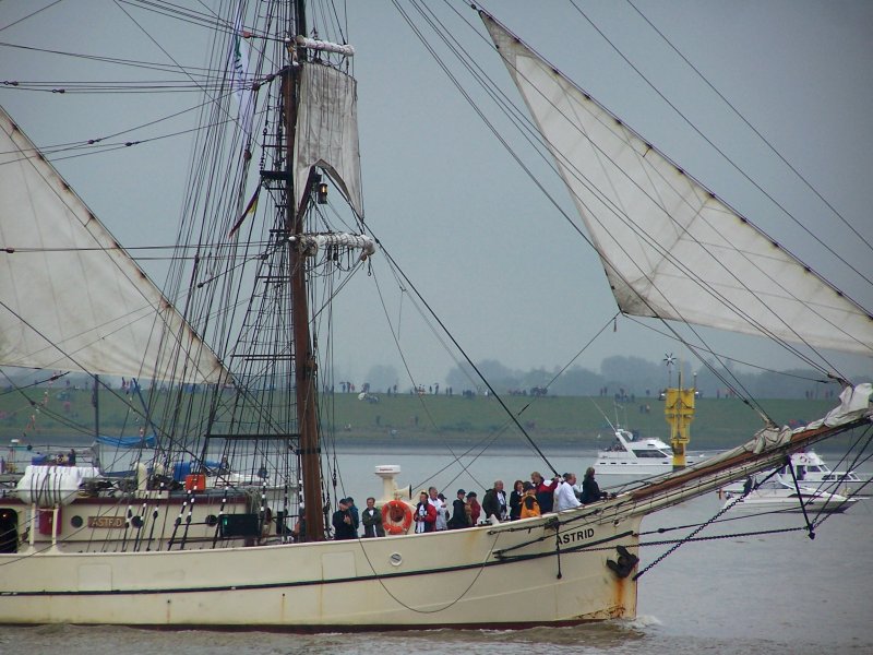 Die Brigg  Astrid  aus den Niederlanden am 14.08.2005 bei der Sail Bremerhaven. Baujahr 1918, Werft: Greg van Leeuwin in Scheveningen (Niederlande), Lnge ber alles: 43,28 m, 488 qm Segelflche, gebaut wurde das Schiff als Frachtlogger und fuhr bis 1937 unter den Namen  Wuta .